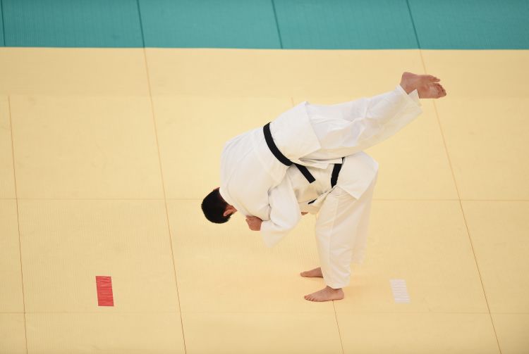 FIFA发布的世界杯赛程以美东时间计算，比北京时间慢12小时